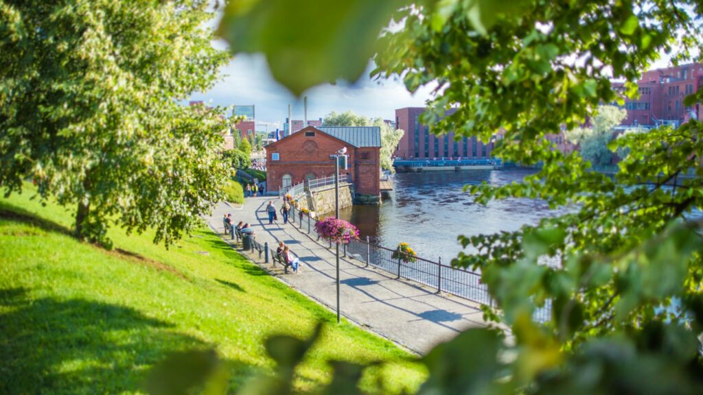 Kesäpäivä Tammerkosken rannalla.