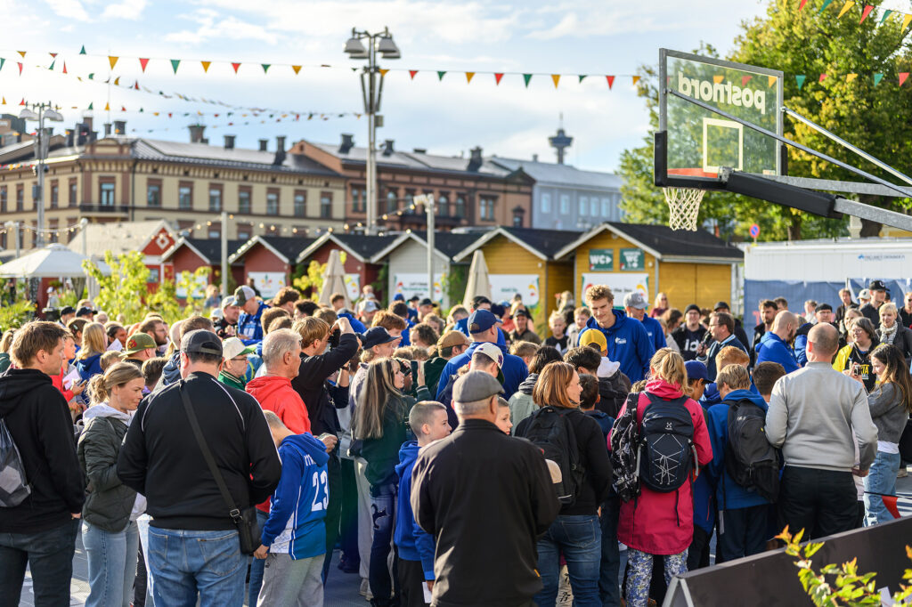 Susijengin faneja tapaamassa pelaajia Keskustorin kesä -tapahtuma-alueella.